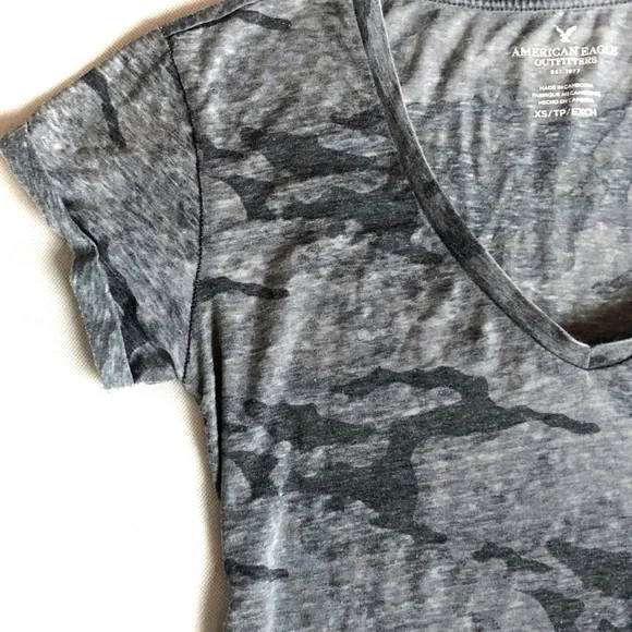 AEO Camo V Neck Hi Low Tee • XS - Picture 5 of 7
